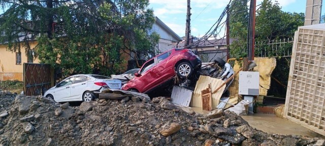 Металлолом из машин заполонил улицы Сочи после потопа - Сочи, Наводнение, Результат, Вертикальное видео, Видео, Видео вк, Длиннопост