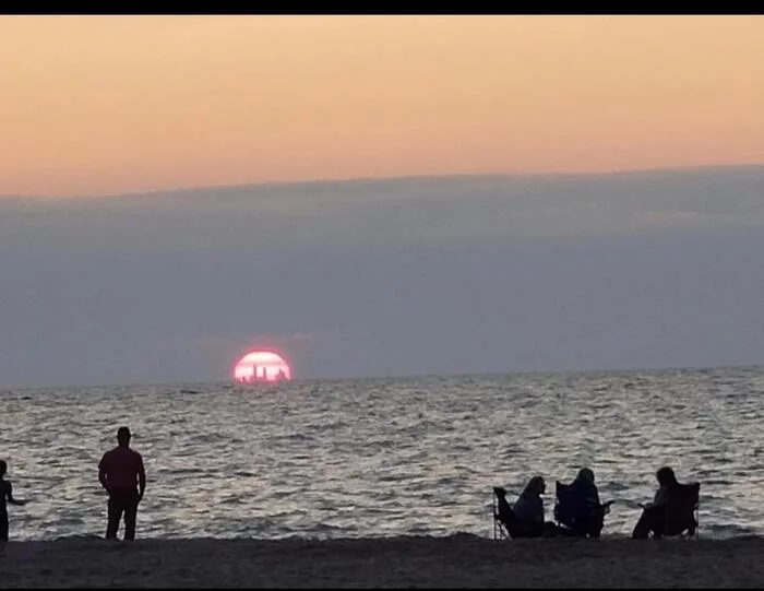 At sunset in the Indiana dunes, Chicago on the horizon can be seen almost 50 miles away - Sunset, Chicago, The photo, Lake, Mirage