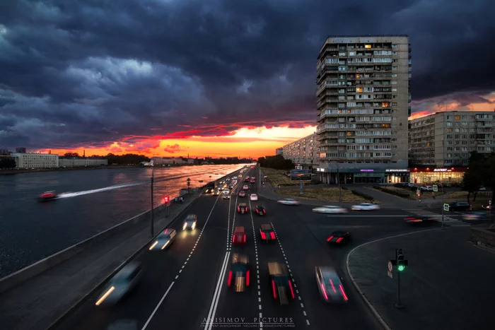 St. Petersburg, view of the Oktyabrskaya embankment from the Volodarsky bridge. - My, The photo, River, Town, Architecture, Clouds, Thunderstorm, The clouds, Bridge, Evening, Saint Petersburg, Sunset, Soviet architecture, Nikon