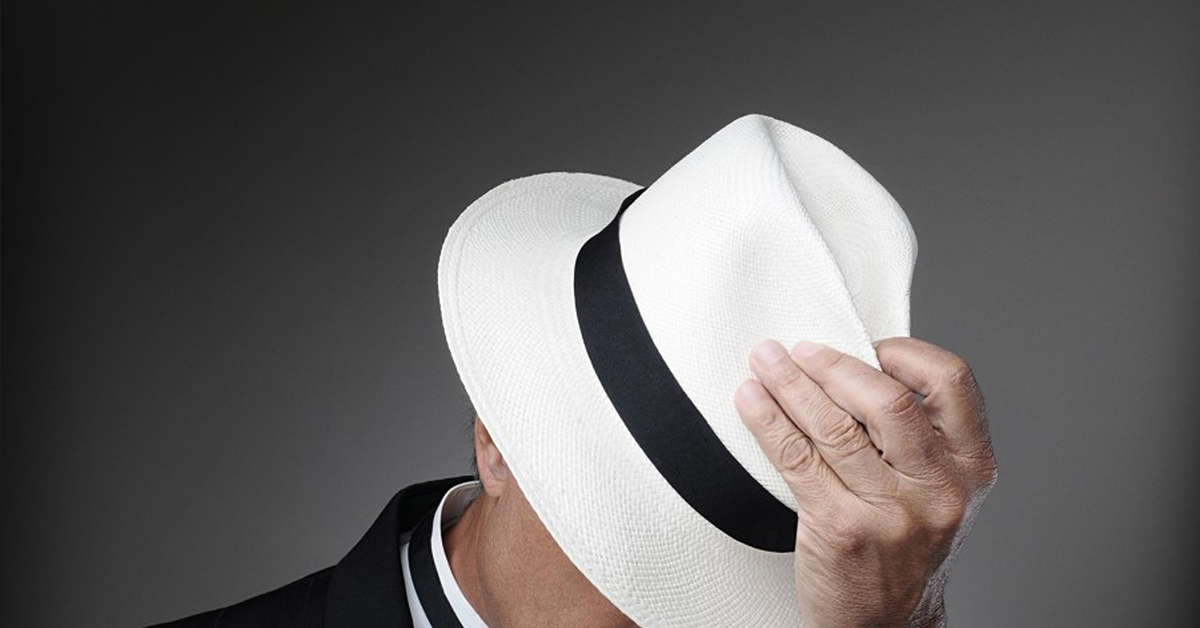 Шляпа директора. Мужик в шляпе. Человек в белой шляпе. Снимаю шляпу. Шляпа джентльмена.