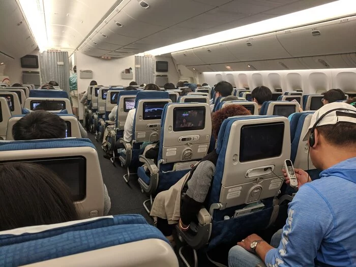 The right mother of a 4-month-old baby gave all the passengers of the plane (and this is about 200 people) bags of sweets and earplugs - Kindness, Parents and children, Air travel, Longpost