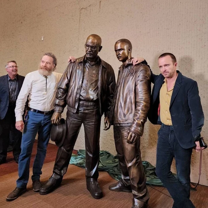 The authorities of the city of Albuquerque erected a monument to the main characters Walter White and Jesse Pinkman from the TV series Breaking Bad - Serials, Breaking Bad, Monument, Survived, Laugh