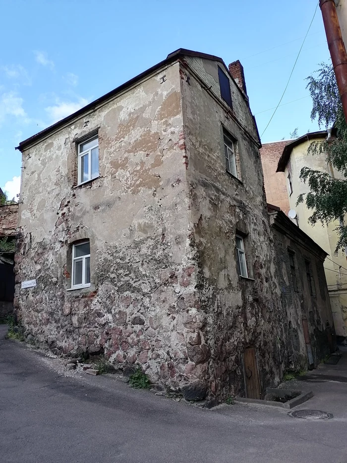 The oldest residential building in Vyborg (and maybe in Russia). Built in the 16th century. My photo - My, House, Vyborg, an old house, 16th century