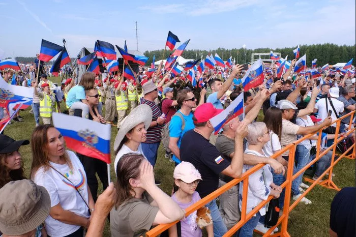 At the air show in Mochische near Novosibirsk, spectators arrived with the flags of the LPR and the DPR - Airshow, Mochishche Airfield, Novosibirsk, Politics