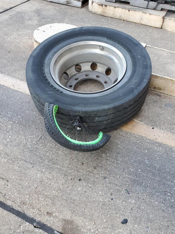 Колесо пробило другое колесо | Пикабу