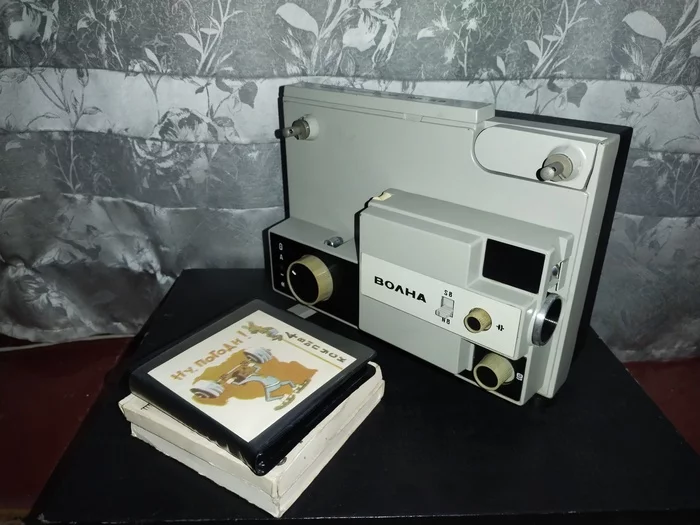 “I twist and turn, but I don’t want to work” or “There is strength in the instructions.” Failed repair of the film projector Volna - My, Made in USSR, Cinema projector, Film, Retrotechnics, Instructions, Photo on sneaker, Restoration, Nostalgia, Retro, GIF, Video, Longpost, Repair of equipment
