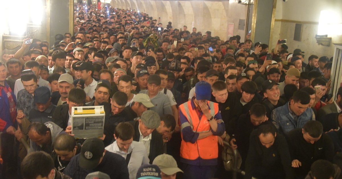 Таджики уезжают из москвы после теракта. Толпа мигрантов. Трудовые мигранты. Мигранты в России. Мигранты из средней Азии в России.