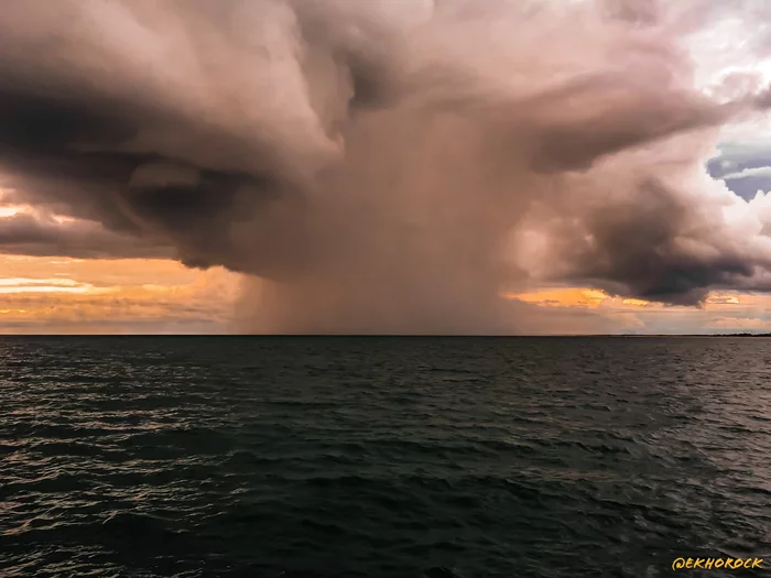 Rain in the ocean - My, Ocean, Rain, The clouds, Water, Sky, Nature, Landscape, The photo, Mobile photography