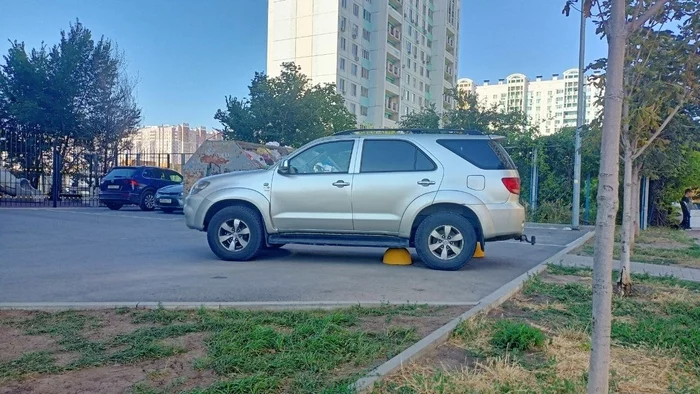 How Europeans park in Rostov-on-Don... - My, Parking, Rostov-on-Don, Ukrainians