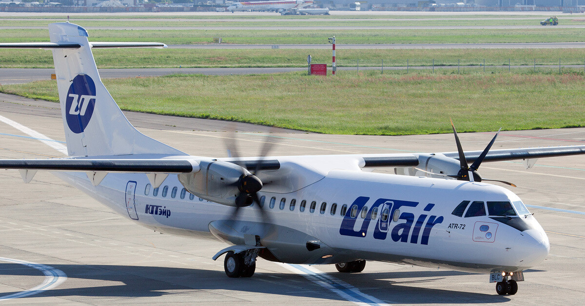 Самолет нижний. АТР 72 ЮТЭЙР. АТР-72 самолет ЮТЭЙР. ATR 72 UTAIR салон. UTAIR винтовой самолет.