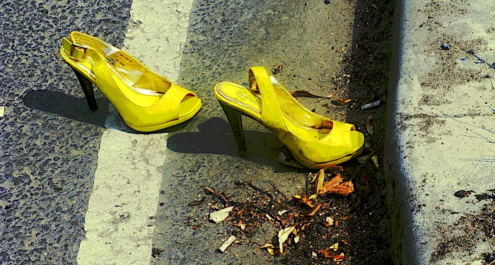 No Louboutins, n...x - My, Summer, The photo, Gimp, Women's shoes, Asphalt, Garbage, Installation, Trash, Louboutins