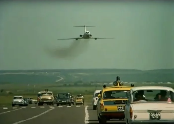 Movie blooper in the famous plane landing on the highway in The Incredible Adventures of Italians in Russia - My, Airplane, Aviation, Transport, Soviet cinema, Kinolyap, Longpost, Repeat