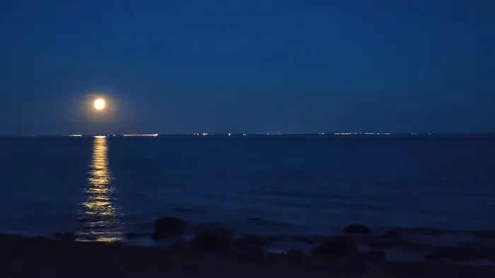 Moon over the Gulf of Finland - My, The photo, Mobile photography, Night shooting, No filters