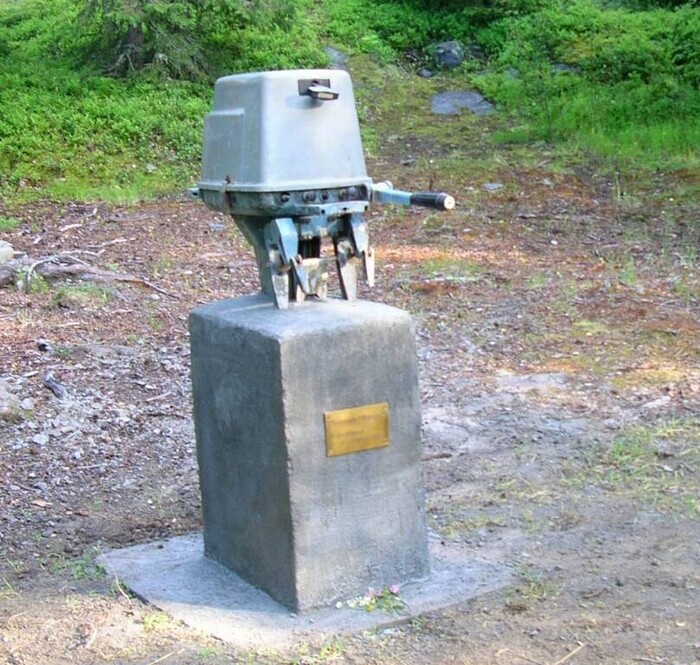 Памятник лодочному мотору "Вихрь"