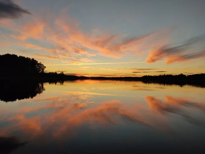 Sunset on Lake Vuoksa - My, Mobile photography, Leningrad region, Sunset, Sky, Clouds, Reflection