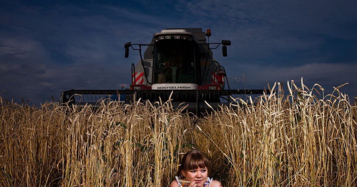 Ссср farms. Сбор урожая в поле. Уборка урожая в деревне. Девушки в сельском хозяйстве. Тракторист.