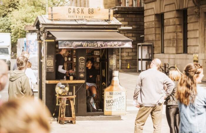 World's smallest whiskey bar opened right in a police box - Scotland, Whiskey, Bar, Advertising, The photo