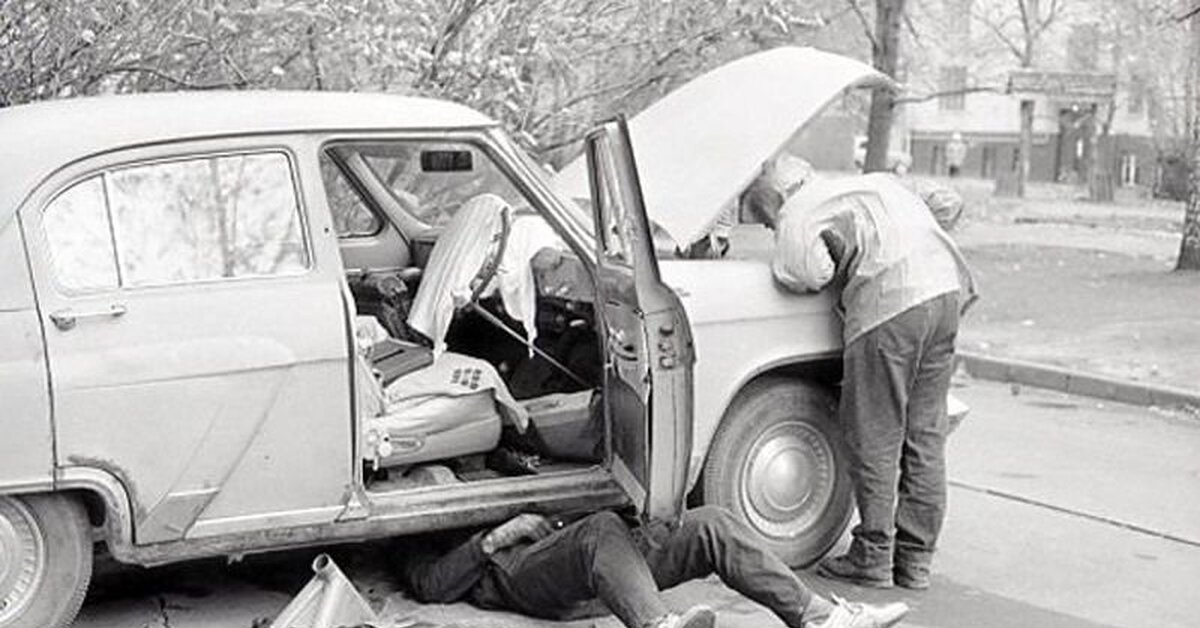 автомеханик ретро. чинят старые машины. ремонт старого авто. жигули с человеком. старый автомеханик.