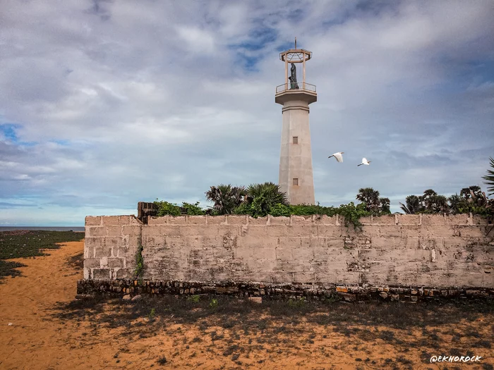 Lighthouse at St. Anne's Church - My, Lighthouse, Ocean, Church, Birds, Sky, Landscape, The photo, Mobile photography