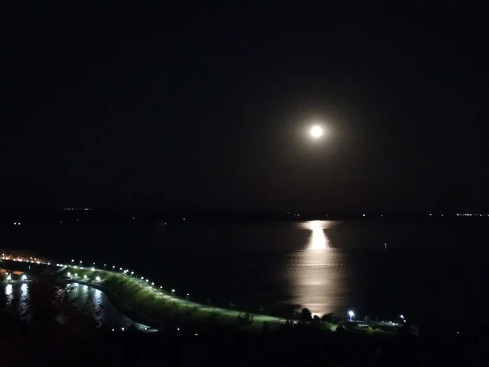 Moon over the Volga - My, moon, Volga river, Ulyanovsk, The photo