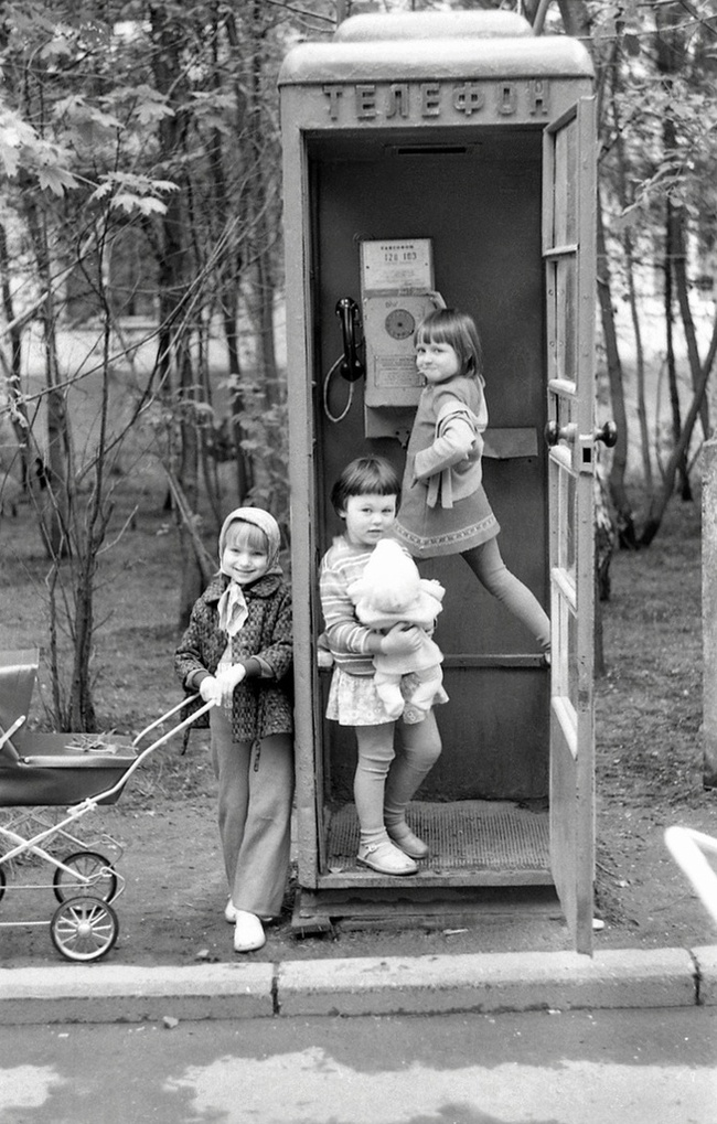 At a pay phone, 1980s - Black and white photo, Old photo, the USSR, История России, History of the USSR, Phone station, 80-е, Retro