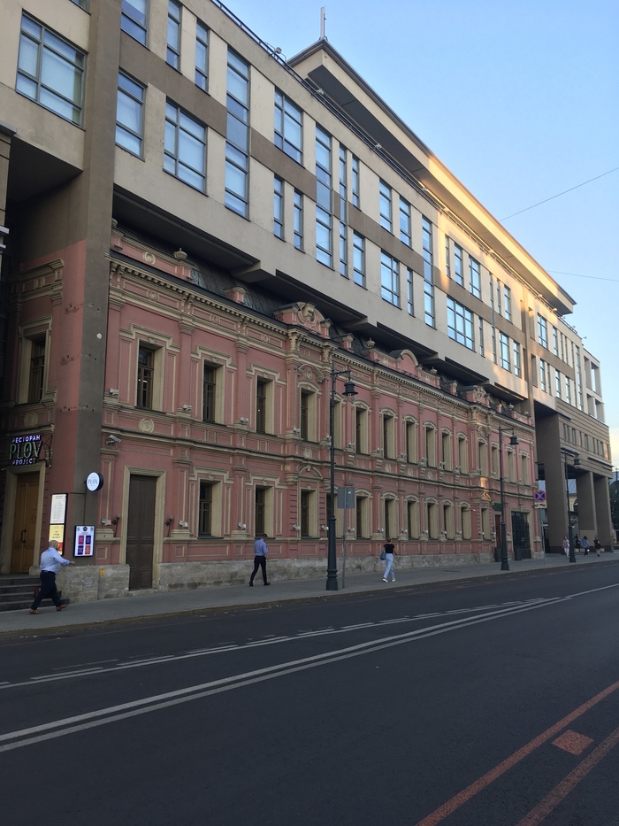 Большое серое здание захватило маленькое розовое. Его нужно срочно освободить!