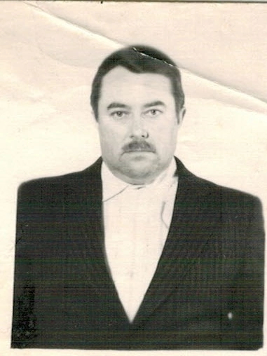 Помогите пожалуйста колоризировать фото и сделать задний фон голубым (заранее спасибо)