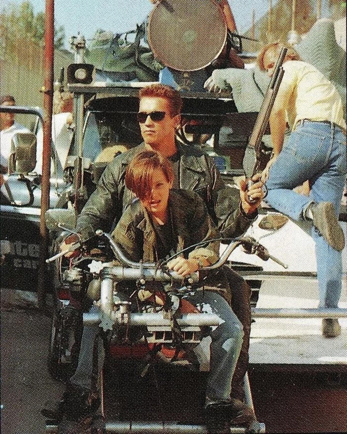 Arnold Schwarzenegger, Edward Furlong and James Cameron on the set of Terminator 2 - Arnold Schwarzenegger, Edward Furlong, James Cameron, Filming, The photo, Rare photos, Old photo, Actors and actresses, Celebrities, Movies, Photos from filming, Terminator 2: Judgment Day