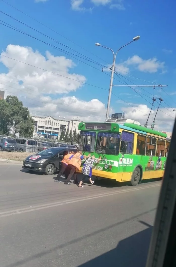When you try to start from the pusher, but you don’t know which way - My, Trolleybus, Push, Women, Road