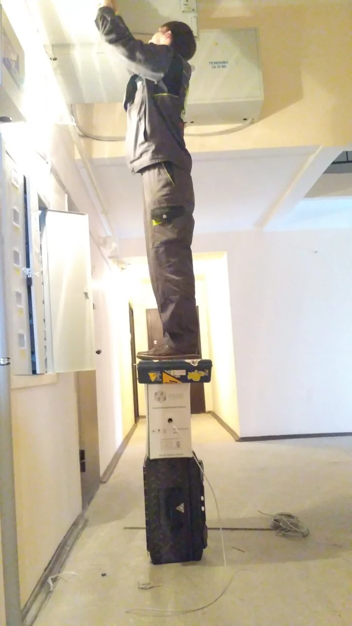 Montage and hatred for the ladder (biba and boba) - My, Installer, Installation of SCS, Safety violation, Work, Danger, Ladder, Video, Vertical video, Longpost