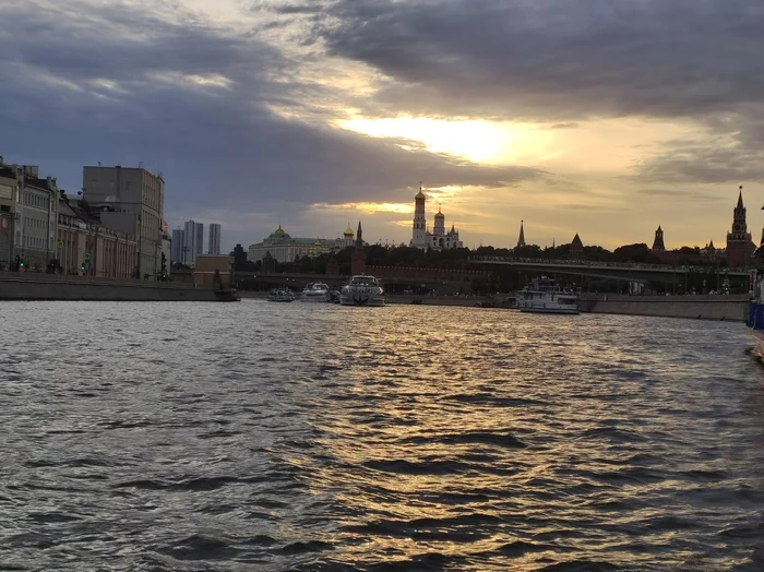 Today's sunset overlooking the Kremlin - My, Moscow River, Kremlin, Sunset, Motor ship