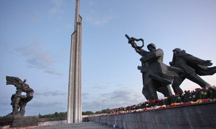 В Латвии начали сносить памятник Освободителям Риги Политика, Рига, Памятник, Снос памятника, Запад, Латвия, Видео