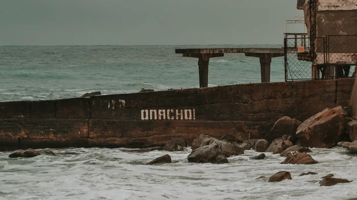 Ответ на пост «Архитектура» - Моё, Санаторий, Пляж, Советская архитектура, Фотография, Море, Кот, Ялта, Ответ на пост, Длиннопост