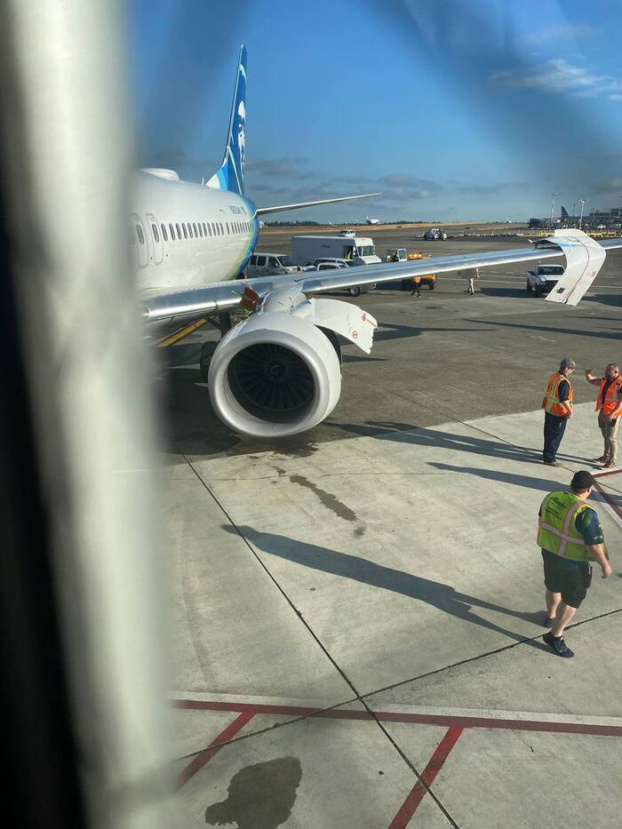 Двигателю стало жарко, решил проветриться Самолет, Boeing 737, Аварийная посадка, США, Сиэтл, Двигатель, Капот, Видео, Вертикальное видео, Длиннопост