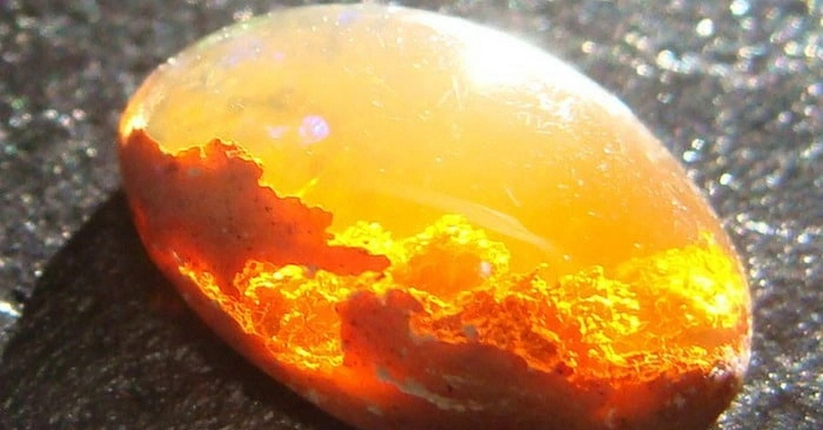 Опал минерал гидрофан. Необычные камни. Опал необработанный. Эфиопский опал океан внутри. Эстетика опала.