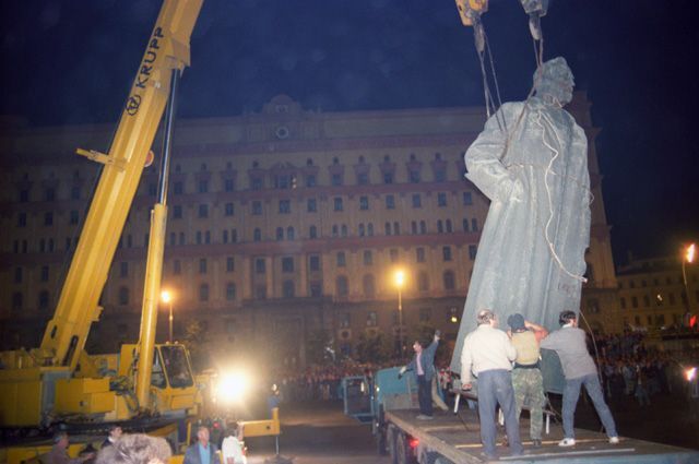 Demolition of monuments - Monument, Story, Independence