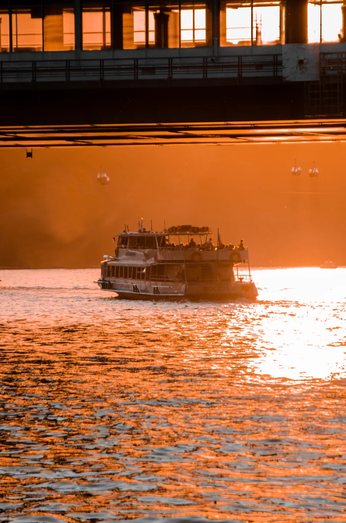 Boat under the metro station - My, Motor ship, Moscow, Sparrow Hills, The photo, Sunset