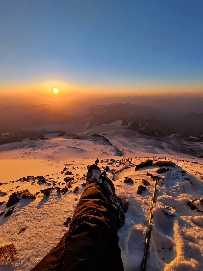 Sunrise at 5000 meters - My, The mountains, Elbrus, Mountaineering, Adventures, Climbing, Travels, Tourism, Mountain tourism, Nature, The sun, Sunrise, The photo, Caucasus