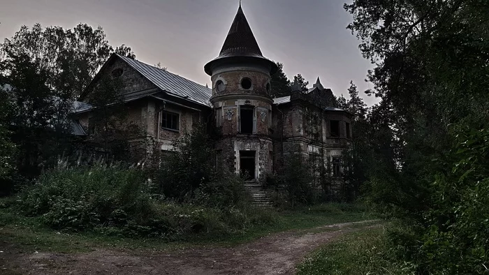 Haunted castle (but this is not accurate) - My, Travels, Ghost, Anomaly, Тайны, Mystic, Horror, Abandoned, Russia, Lock, Interesting, Tourism