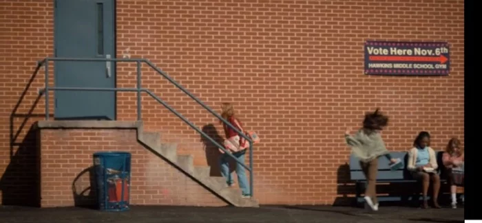 From the series very strange things, season 2, episode 1. Where can this door lead, to which part of the school? Just down the hallway? Or a dining room? - TV series Stranger Things, Question, Urgently