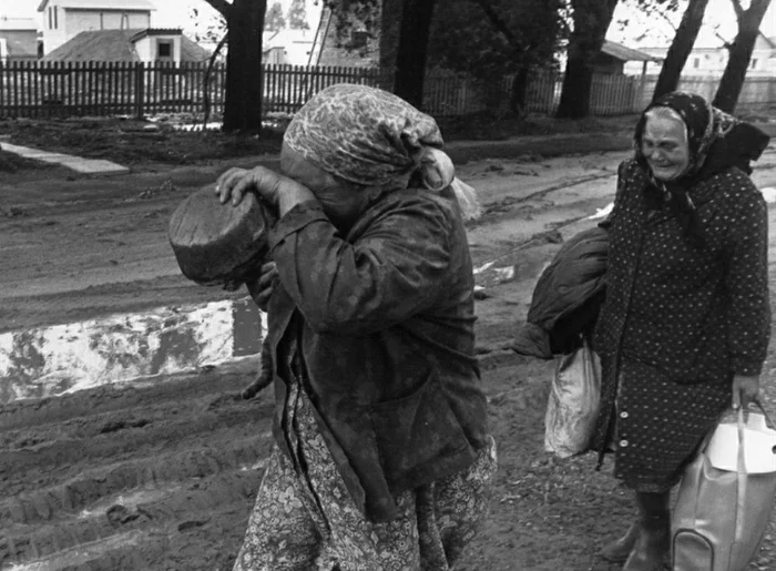 Люди покидают дома в деревне рядом с г. Чернобыль, 1986 год - Фотография, Старое фото, Черно-белое фото, Чернобыль, 80-е, СССР