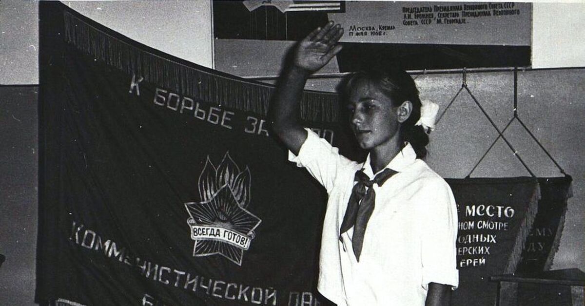 Ляхов пионерка. С днем пионерии прикольные. Молодая пионерка. Багрицкий смерть пионерки. Молодая пионерка.