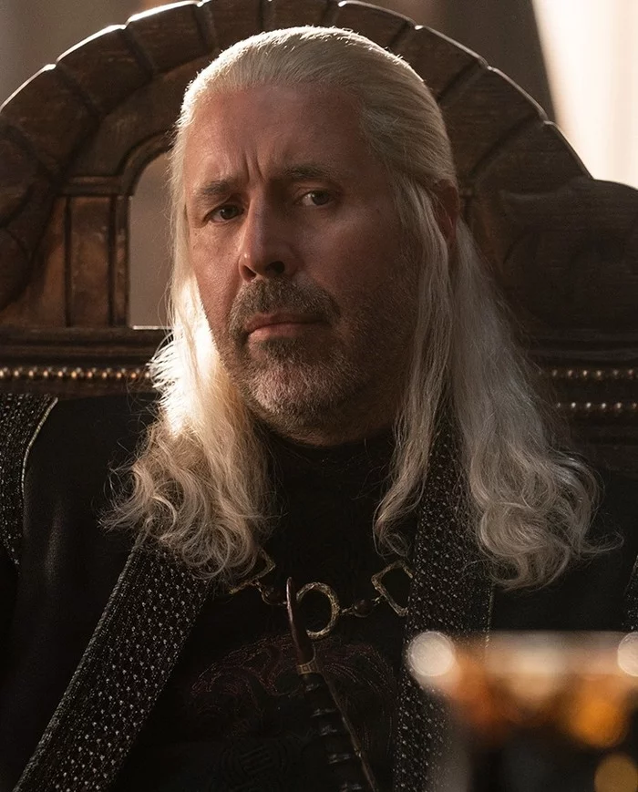 It seems to me alone, or the actor who plays the role of King Viserys Targaryen in DD - House of the Dragon, Appearance, Actors and actresses, Wretched people, Serials