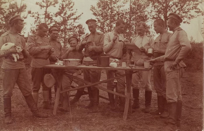 Солдатский обед в 55-ой артиллерийской бригаде. 1914-1917 гг - Старое фото, Черно-белое фото, История России, Военные