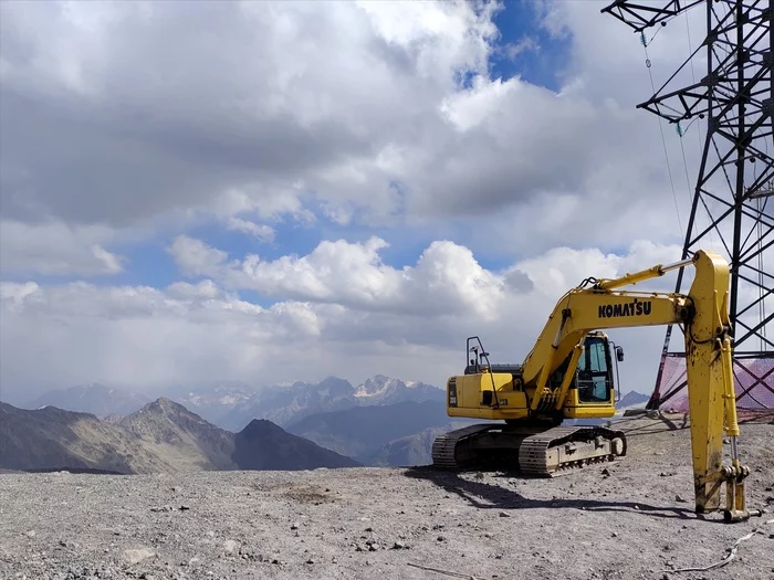 Excavator at an altitude of 3847m. Garabashi - My, Elbrus, The mountains, Caucasus, Longpost