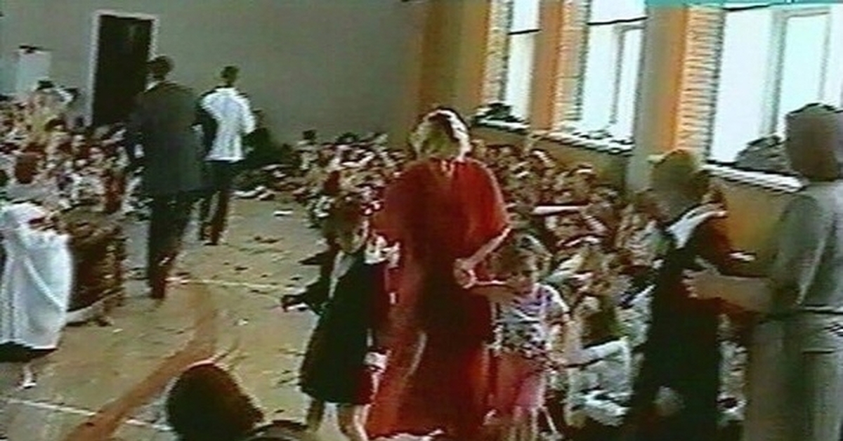 1 июля 2004 г. Захват заложников в Беслане 2004. Беслан 2004 захват школы. 2004 — Захвачена школа в Беслане. Школа Беслана 1 сентября 2004.