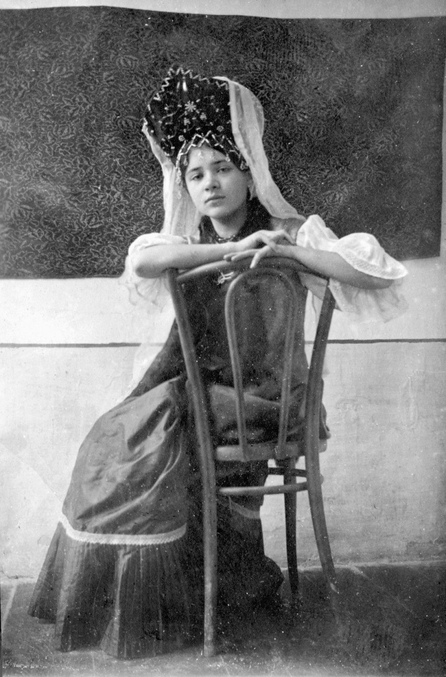 Girl in a suit with a kokoshnik, 1910 - 1910, Old photo, История России, Black and white photo