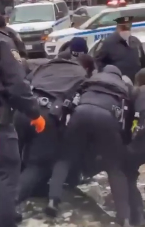 In New York, a Negro was rude to a cop, thereby collecting all the cops in the area - news, Negative, Fight, Beating, Detention, Arrest, Inadequate, Punishment, Conflict, US police