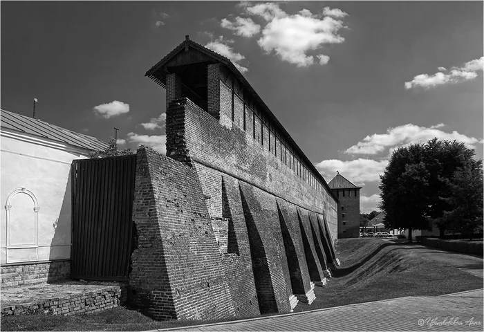 Kolomna, view of part of the Kremlin wall - My, Kolomna, Black and white, Wall, Architecture, Town, Street photography, The photo