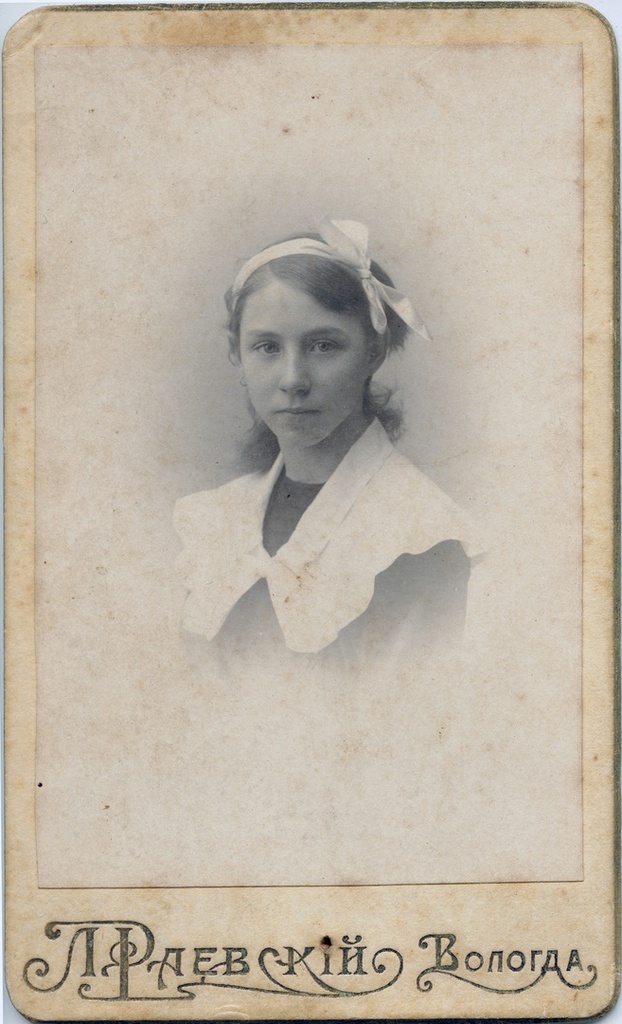 A good memory from my dearly loving friend Anya Evstafieva. 1910 - Vologda, Old photo, Black and white photo, История России, 1910